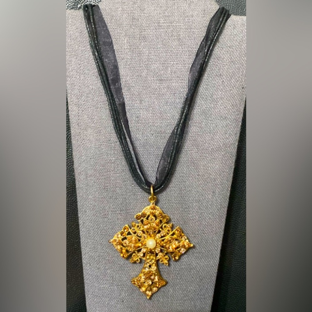 Vintage cross w/brown rhinestone & pearl pendant with necklace